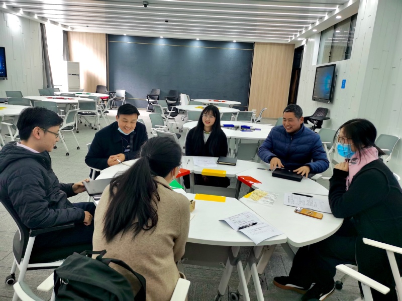 图2 听课教师课下进行评课活动